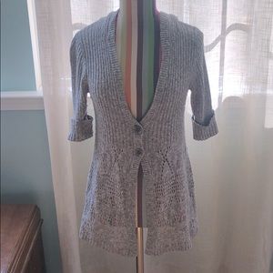 Junior’s short sleeved 2 button sweater with good